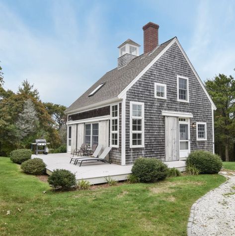 Cape Cod Houses On The Beach, Cape Cod Tiny House, Cape Cod Airbnb, Cape Cod Beach House Nantucket Cottage, Cape Cod Homes Exterior, Cape Cod House Interior Ideas, Camp Exterior, Gray Houses, Cape Cod Homes