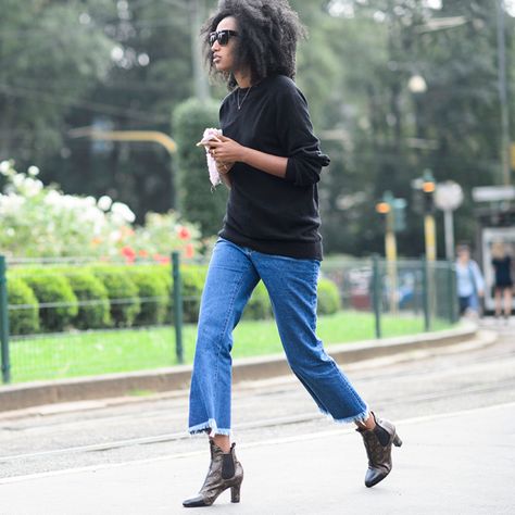 If you're tall, try a pair of slightly flooded jeans in a relaxed fit for an effortlessly cool look this fall. Boots With Cropped Jeans, Kick Flare Jeans Outfit, Cropped Flare Jeans Outfit, Flare Jeans Outfit Winter, Flair Jeans Outfit, Julia Sarr Jamois, Cropped Jeans Outfit, Flare Jeans Outfit, Affordable Jeans