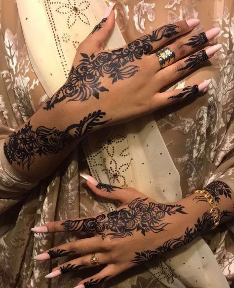 Henna Black Designs, Sudan Henna Design, Black Henna Tattoo, Jagua Henna Designs, Modele Henna Main, Black Henna Designs Simple, Sudanese Henna Designs, Henna Designs Black Women, Somali Henna Designs