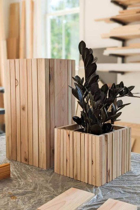 Diy Cedar Planter Boxes, Large Diy Planters, Modern Planter Boxes, Diy Modern Planter, Diy Cedar Planter, Wood Wall Decor Diy, Diy Cedar Planter Box, Cedar Fence Pickets, Cedar Planter Box