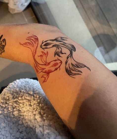 Ying Yang Koi Fish Tattoo, 98 Tattoo, Ying Yang Koi Fish, Red Tattoo Ideas, Red Ink Tattoo, Yin Yang Tattoos, Red Tattoo, Koi Tattoo, Koi Fish Tattoo