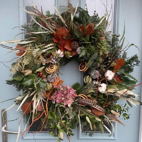 Natural Door Wreath, Christmas Wreath Eucalyptus, Christmas Wreaths Homemade, Unique Wreath Ideas, Homemade Advent Wreath, Unique Christmas Wreaths, Grapevine Christmas Wreath, Christmas Wreath Making, Christmas Wreath Designs