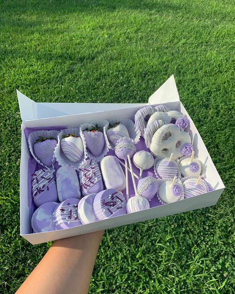 Cake Pop Boxes, Valentines Desserts, Purple Desserts, Making Sweets, Card Calligraphy, Chocolate Covered Strawberries Bouquet, Candy Bouquet Diy, Cake Pop Decorating, Purple Chocolate