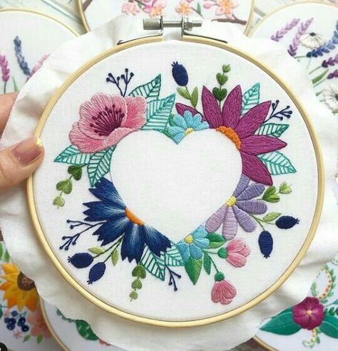 Diy Embroidery Patterns, Handmade Embroidery Designs, Embroidery Stitches Tutorial, Hand Embroidery Projects, Hand Embroidery Flowers, Pola Sulam, Embroidery Cross, Embroidery Patterns Free, Embroidered Heart