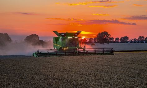 John Deere S670,S680,S690 Main John Deere Wallpaper, John Deere Tractors Pictures, Wheat Tattoo, Farming Photography, Wheat Harvest, John Deere Tractors Farms, John Deere Combine, Tractor Pictures, Western Photography