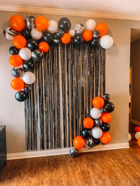 Diy Halloween Party Ideas, Halloween Party Ideas For Kids, Creepy Halloween Party, Diy Halloween Party, Halloween Themed Birthday Party, Halloween Party Activities, Halloween Party Decor Diy, Easy Halloween Party, Party Ideas For Kids