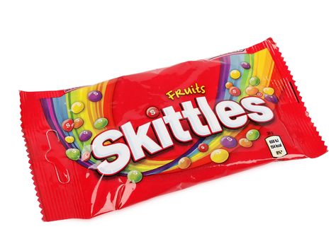 1 Fun-Size Skittles: 80 calories via @AOL_Lifestyle Read more: https://www.aol.com/article/lifestyle/2017/10/25/what-100-calories-of-halloween-candy-looks-like/23255680/?a_dgi=aolshare_pinterest#fullscreen Cocktail Gift Basket, Gluten Free Gift Basket, Liquor Gift Baskets, Thanksgiving Gift Basket, Birthday Popcorn, Sympathy Gift Baskets, Gluten Free Gifts, Halloween Gift Baskets, Liquor Gifts