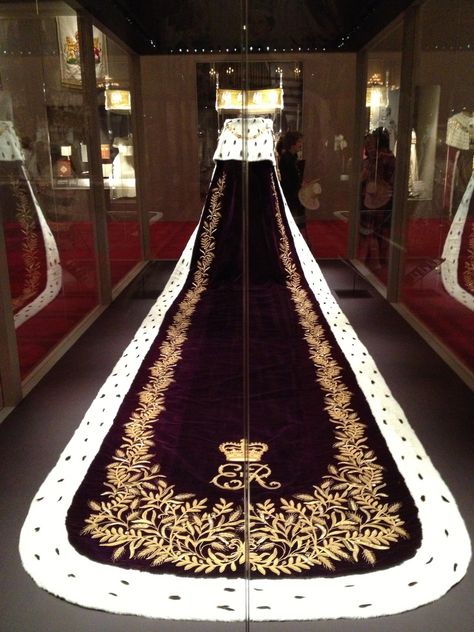 dukeserafino: “The coronation cloak of HM Queen Elizabeth II ” Ratu Elizabeth, Coronation Gown, Coronation Robes, Queen's Coronation, Norman Hartnell, Princesa Sophia, Coronation Dress, Royal Crown Jewels, Royal Collection Trust