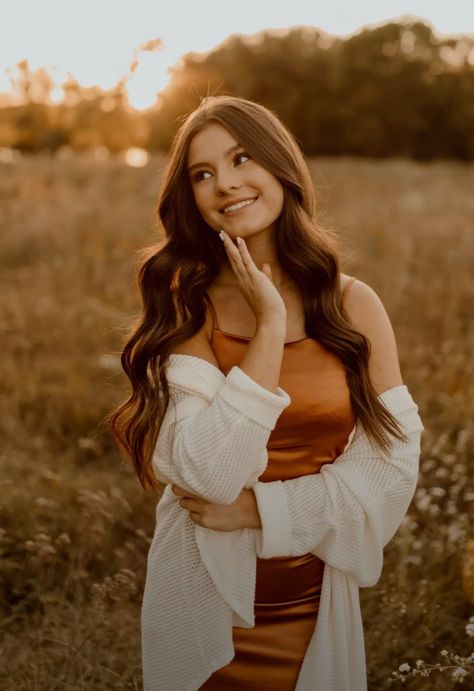 Creative Portrait Photoshoot, Beauty Photoshoot Ideas, Photoshoot Ideas Women, Women Cave, Senior Photoshoot Poses, Senior Photography Poses, Prom Photoshoot, Senior Picture Poses, Senior Portrait Poses