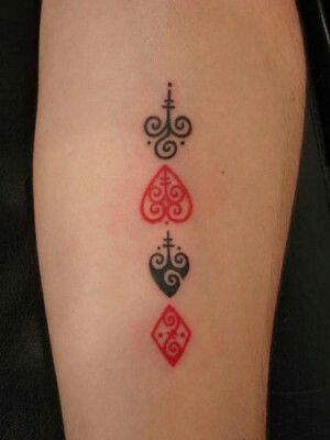 Club playing card suit tattoo Body Mods, Playing Card Tattoos, Vegas Tattoo, Card Tattoo Designs, Club Tattoo, Geniale Tattoos, Gambling Tattoo, Card Tattoo, Neck Tattoo