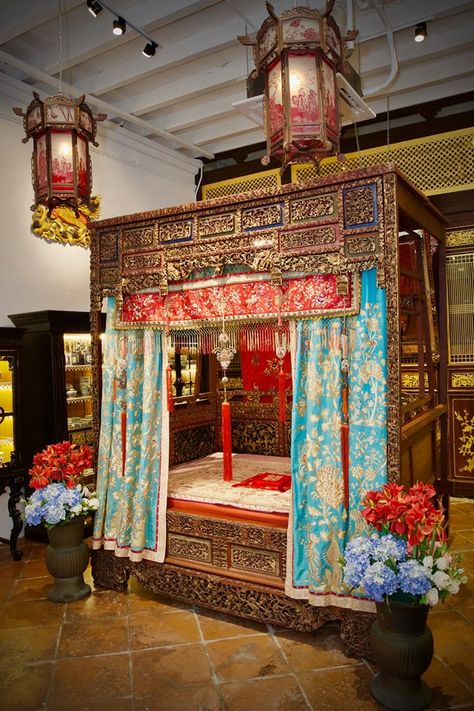 Chinese Wedding Bed, Peranakan Furniture, Valance Bed, Peranakan Wedding, Chinese Bed, Magical Bedroom, Wedding Bed, Antique Chinese Furniture, Apartment Guide