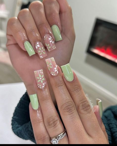 Green Nail Inspo Acrylic Short, Short Acrylic Nails Teal Green, Green White Nail Designs, Princess Tiana Themed Nails, Sage Green Nail Ideas Square, Nails To Match With Green Dress, Princess Tiana Nail Ideas, Green Square Nails Design, Pastel Green Nails Aesthetic