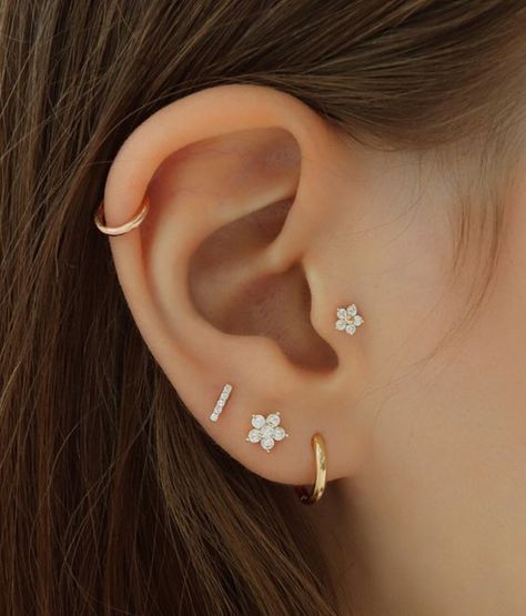 Ušný Piercing, Piercing Snug, Ear Peircings, Piercing Bar, Helix Piercings, Cool Ear Piercings, Pretty Ear Piercings, Piercing Tragus, Cartilage Piercings