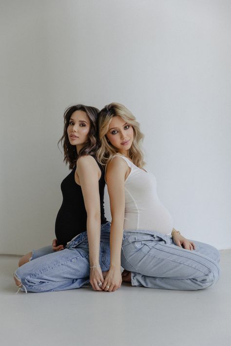 Pregnant Besties Photoshoot, Maternity Photos With Friends, Bestfriend Maternity Photo, Bestfriend Maternity Shoots, Maternity Sisters Photography, Double Maternity Shoot Best Friends, Two Pregnant Friends Photoshoot, Best Friend Maternity Photoshoot, Best Friends Maternity Shoot