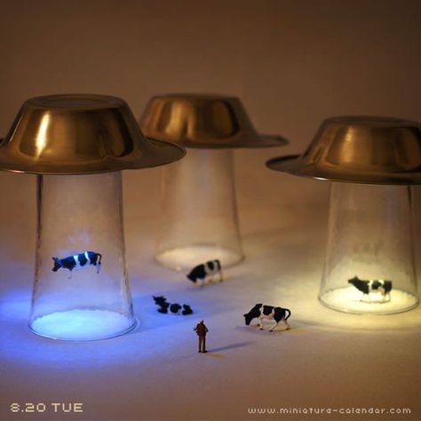 UFO party decor, flying saucer abducting cows. Probably wouldn't ever have one of these but pretty cool. space birthday party ideas Alien Birthday Party, Luminaria Diy, Alien Party, Miniature Calendar, Alien Halloween, Space Theme Party, Outer Space Party, Outer Space Birthday, Space Birthday Party