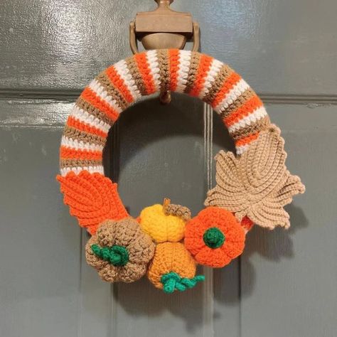 40 Crochet Seasonal Wreath Patterns To Welcome Each Season With Style - Cotton & Cloud Wreath Crochet Pattern Free, Crochet Winter Wreath, Crochet Fall Wreath, Crochet Seasonal, Crochet Wreaths, Crochet Wreath Pattern, Turkey Wreath, American Flag Wreath, Crochet Wreath