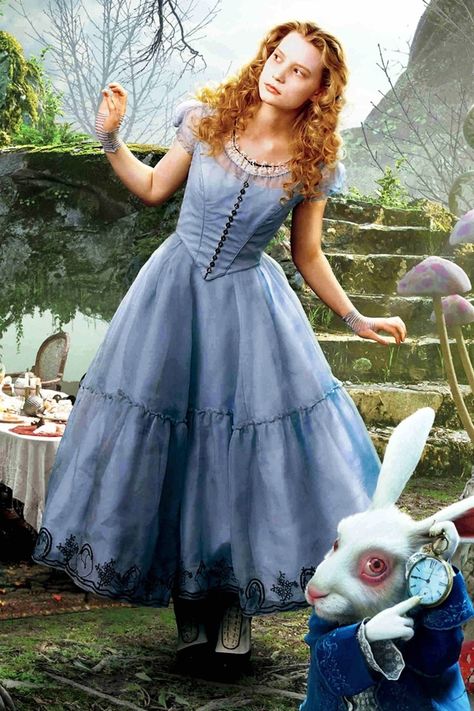 Alice in Wonderland Alice In Wonderland Film, Tim Burton Costumes, Tim Burton Disney, Alice In Wonderland Outfit, Colleen Atwood, Halloween Infantil, Alice Cosplay, Alice Costume, Alice In Wonderland Dress