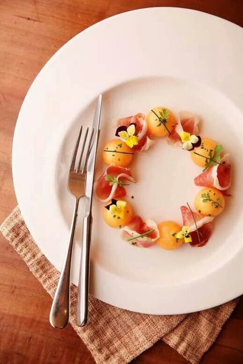 Parma ham with melon Decorações Com Comidas, Parma Ham, God Mat, White Plate, Idee Pasto Sano, Food Platters, Pinterest Recipes, Food Presentation, Food Plating