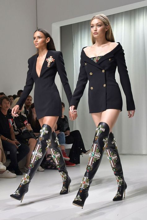 What Is Happening At Milan Fashion Week In Pictures | British Vogue Gigi 2, Glamouröse Outfits, Elegantes Outfit Frau, Fashion Dream Job, Versace Runway, Boss Ladies, Runway Fashion Couture, Runway Outfits, Gorgeous Outfits