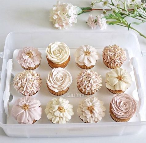 These are some gorgeous floral cupcakes! They would be a hit at your floral baby shower, love the neutral shades! Flower Cupcakes, Cupcakes Design, Bridal Shower Cupcakes, Cupcakes Decorados, Floral Cupcakes, Cheesecake Cupcakes, Cupcake Designs, Shower Cupcakes, Buttercream Flowers