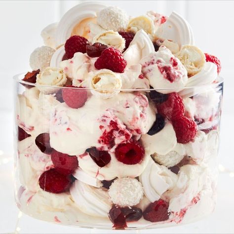 Pavlova Trifle, Christmas Pavlova, Trifle Dessert Recipes, Perfect Christmas Dessert, Christmas Trifle, Glace Cherries, Christmas Recipes Easy, Trifle Bowl, Eton Mess