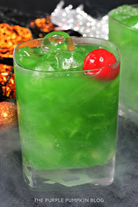 Midori Halloween Drinks, Wicked Movie Food Ideas, Green Vodka Cocktails, Green Alcoholic Drinks, Witch Cocktail, Cocktail With Vodka, Green Cocktails, Halloween Punch Recipes, Drinks Vodka