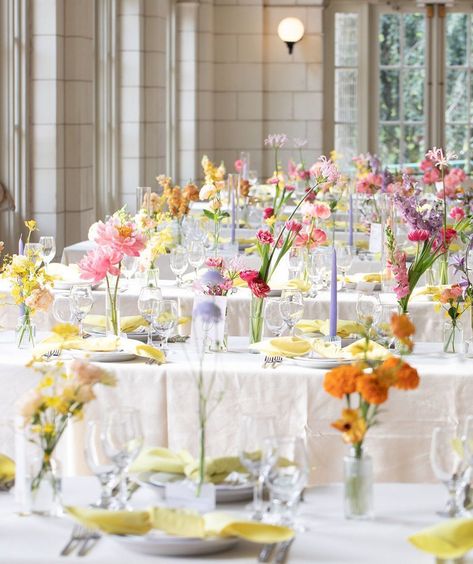 These colors are a dream 😍 This color palette is perfect for a romantic and whimsical summer wedding. Get creative when adding color to your tablescape including the candles, glassware and napkins to compliment these gorgeous arrangements. #Alinato #AlinatoEvents #WeddingInspo #WeddingTablescapes #weddingtable #weddingseason #weddingplanning #weddingtrends #tables #weddingdecor #decor #weddinginspiration #weddingphotography #weddings #nycweddings #wedding #theknot #vogueweddings #brides Table Centerpieces Wedding Colorful, Colourful Flower Wedding Table, Wildflower Minimalist Wedding, Colorful Table Linens Wedding, Minimalist Spring Wedding Decor, Colorful Floral Tablescape, Royal Wedding Table Decor, Bright Minimalist Wedding, Garden Party Wedding Palette