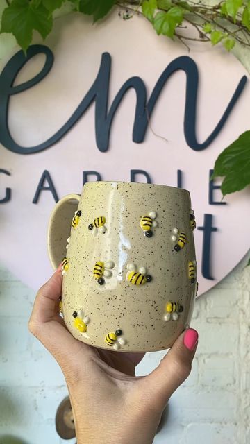 Clay Bee Mug, Bee Clay Mug, Bee Ceramics, Bee Mugs, Bee Pottery, Bee Mug, Diy Air Dry Clay, Diy Ceramic, Pretty Mugs