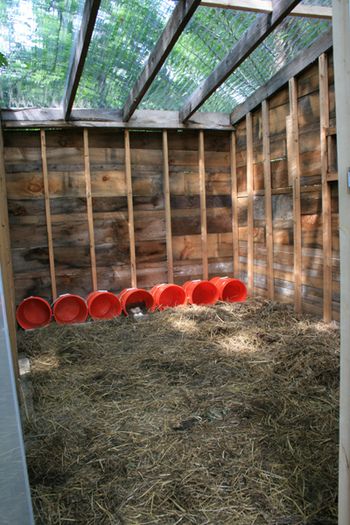 looks cheap and easy! for winter, just add a roof! Duck House Diy, Duck Enclosure, Duck House Plans, Muscovy Ducks, Duck Pens, Backyard Ducks, Duck Coop, Duck Farming, Muscovy Duck