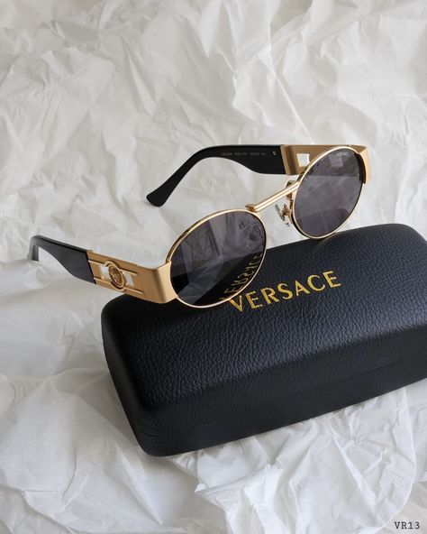 Funny Glasses Pictures, Funny Situations, Sunglasses Outfit, Funny Glasses, Dior Sunglasses, Versace Sunglasses, Sunnies, Piercings, Versace