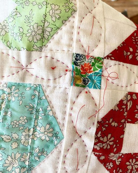 Big Stitch Hand Quilting with Sarah Fielke – auribuzz Patchwork, Hand Embroidery On Quilts, Big Stitch Quilting Tutorial, Large Stitch Hand Quilting, Big Stitch Hand Quilting Ideas, Easy Hand Quilting Patterns, Big Stitch Quilting Designs, Hand Quilting Basics, Hand Quilting Designs Patterns