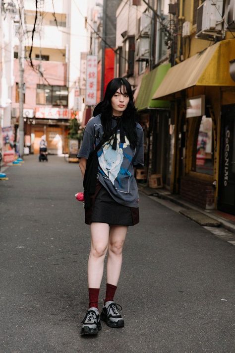 Japan Summer Outfit Street Style, Tokyo Street Wear, Tokyo Summer Fashion, Street Style Japan, Tokyo Fits, Tshirt Styling, Tokyo Summer Outfits, Streetwear Tokyo, Japan Autumn Outfit