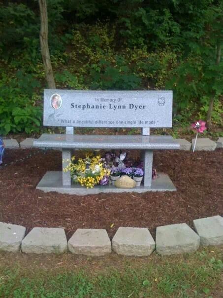 Memorial Bench Ideas, Memorial Benches Cemetary, Small Memorial Garden Ideas, Gravestone Ideas, Cemetery Garden, Roadside Memorial, Angel Wing Crafts, Pet Garden, Cemetery Ideas