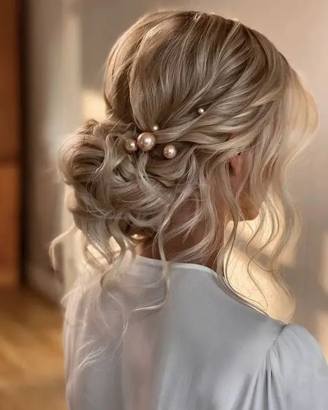 Embracing Elegance with Messy Bridal Hairstyles 2024 - woman-trend.com Updos Bridesmaid Hair, Brides Updo Hairstyles, On Trend Updos, Loose Wavy Updo Wedding, Bridal Messy Bun, Elegant Bride Hairstyles, Messy Bun Updo Wedding, 2024 Wedding Hair Updo, Bridal Hair 2024