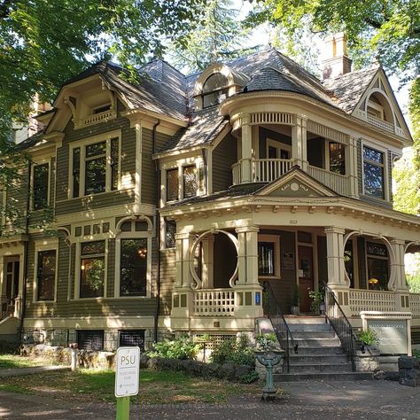 Portland (Oregon) Cottage Victorian House, House Claims, Dream House Aesthetic, Victorian House Plans, Old Victorian Homes, Victorian Style House, Victoria House, Victorian Style Homes, Virginia Beach Virginia