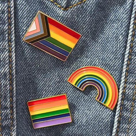 Simply beautiful they are bright delicate and of excellent quality I loved it and I will already buy the super recommend. Pride Month Aesthetic, Lgbtq Pins, Work Lanyard, Pride Aesthetic, Pride Pins, Progress Pride Flag, Rainbow Pride Flag, Pride Stuff, Rainbow Arch