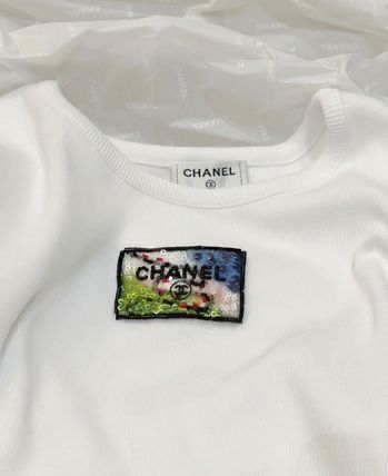 Chanel T Shirts Women, Chanel T Shirt, Patch Clothes, Chanel 2023, Kendall Style, Logo T Shirts, Simple Fits, T Shirts Women, Chanel Vintage