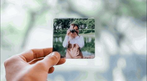 OMG. You can turn your photos into '90s-style holograms. Photo Creative Ideas, Hologram Pictures, Life Admin, Lenticular Printing, Photo Tricks, Moving Photos, Messy Art, Space Fashion, Forums Design