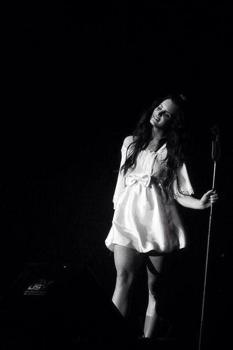 Lana Del Rey Singing, Lana Del Rey Art, Lana Del Ray, Light Of My Life, Her Music, American Singers, Babydoll Dress, Queen Elizabeth, Lana Del Rey