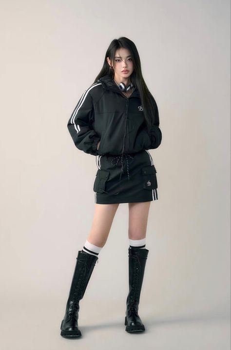 Asian Street Wear Female, Acubi Fashion Y2k Grunge, 2000s Clubbing Outfits, Douyin Street Fashion, Taobao Fashion Outfits, Chinese Y2k Fashion, Y2k Car Interior, Japanese Style Outfits, Y2k Club Outfits