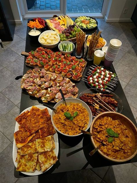 Cute Food Setups, Big Dinner Ideas Parties, Boujee Party Food, Birthday Party Food Ideas Aesthetic, Teen Friendsgiving Food Ideas, Dinner Host Aesthetic, Birthday Spread Parties Food, Soiree Food Ideas, Food For Hosting Friends