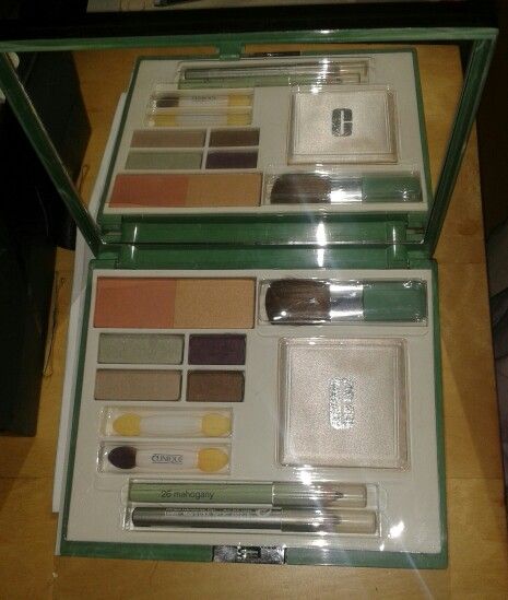 My Vintage 'Clinique Face palette' Limited edition Jade case. 20 year's old and never touched. I bought this at the airport waiting for a flight to Italy with my mum. I was 15 yrs old and just starting to discover make- up and I fell in love with the case. Then I opened it up and I was sold. So this is 1 of the first palettes I bought, I thought it was to pretty to use. And 20 year's later iv still never touched it. #MAKEUP #CLINIQUE #PALETTE #VINTAGE Clinique Ads, Vintage Clinique, Vintage Makeup Ads, Cosmetics Advertising, Gucci Makeup, 80s Makeup, Makeup Ads, Old Makeup, Retro Beauty