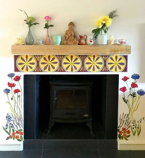 Lottie Bli painted this fireplace surround with Chalk Paint® by Annie Sloan in a range of colours. She did it in a Charleston inspired design with floral motifs. Chalk Paint Fireplace, Hand Painted Fireplace, Charleston Farmhouse, Painted Mantle, Painted Fireplace, Paint Fireplace, Bohemian Furniture, She Did It, Fireplace Surround