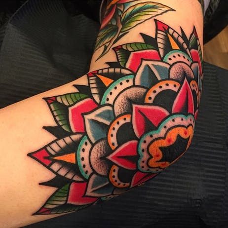 A Beginner's Guide: Popular Tattoo Styles Briefly Explained | Tattoodo Traditional Style Tattoo, Traditional Tattoo Sleeve, Muster Tattoos, Elbow Tattoos, Tattoos Geometric, Old School Tattoo Designs, Tatuaje A Color, Traditional Tattoo Design, Traditional Tattoo Art