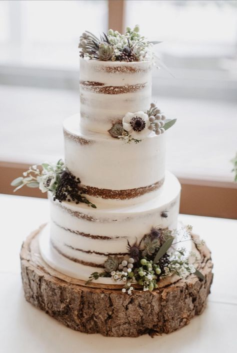 Rustic Cake With Greenery, Tree Stump Cake Stand, Bare Cake Wedding Rustic, Country Rustic Wedding Cake, Wedding Cake Inspiration Rustic, Cake Rustic Wedding, Simple Rustic Wedding Cake 3 Tier, Western Cake Wedding, Western Cakes Wedding