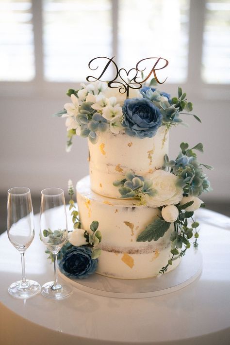 This naked cake - and the touch of blue! 😍 Photography 📸Shevan J Photogrpahy Engagement Cake Blue, Blue And Green Wedding Cake, Blue Green Wedding Cake, Naked Floral Cake, Navy Wedding Cake, Bramleigh Estate, Palette Summer, Wedding Cake Navy, Blue Green Wedding