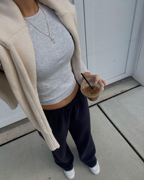 Black Straight Sweatpants Outfit, Grey Straight Leg Sweatpants Outfit, Straight Sweatpants Outfit, Zip Up Sweater Outfit, Straight Leg Sweats, Adidas Forums, Straight Leg Sweatpants Outfit, Outfit Sweatpants, Everyday Sneakers