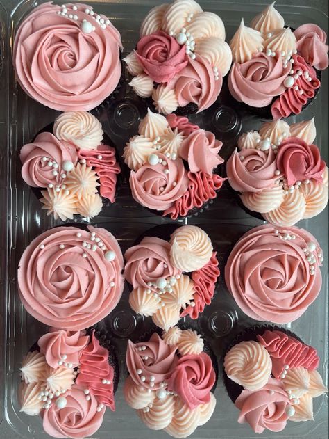 Cupcakes Pink Aesthetic, Cupcakes For 40th Birthday For Women, Rose Gold Birthday Cupcakes, Mixed Piping Cupcakes, Pink And Brown Cupcakes, Sweet Sixteen Cupcakes Ideas, Aesthetic Birthday Cupcakes, Light Pink Cupcakes, 40th Cupcakes