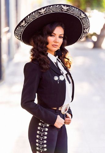 ESPECTACULAR CONCERT - TUCSON INTERNATIONAL MARIACHI CONFERENCE Charro Outfits For Women, Mariachi Dress, Mariachi Outfit, Charro Outfit, Mexican Mariachi, Wedding Dresses Vintage Princess, Mexican Models, Mexico Fashion, Chicana Style