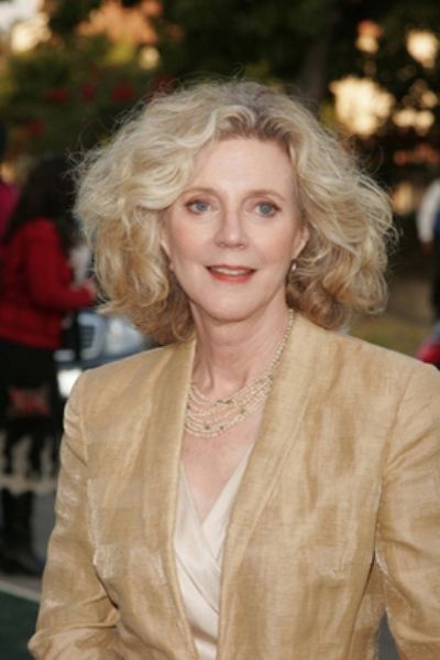 blythe danner Middle Hairstyles, Mother Of The Bride Hairdos, Medium Hairstyles For Women, Longhair Hairstyles, Blythe Danner, Middle Hair, 60 Year Old Woman, 60 Hairstyles, Brown Curls